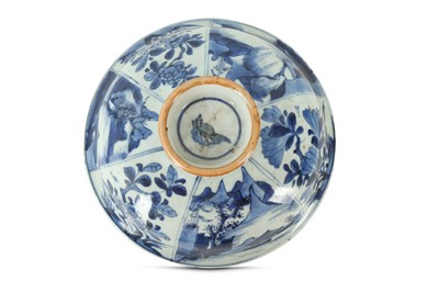 Lot 141 - A LARGE CHINESE BLUE AND WHITE COVER.