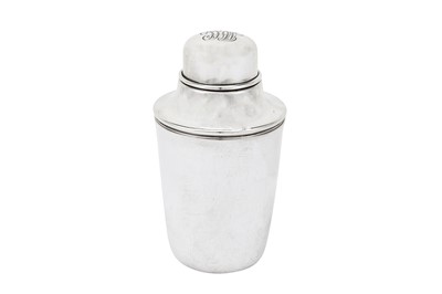 Lot 316 - An early 20th century American sterling silver cocktail shaker and beaker for one, New York 1915-1947 by Tiffany and Co