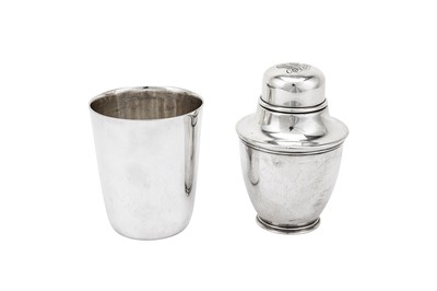 Lot 316 - An early 20th century American sterling silver cocktail shaker and beaker for one, New York 1915-1947 by Tiffany and Co