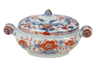 Lot 135 - A SMALL CHINESE IMARI TUREEN AND COVER.