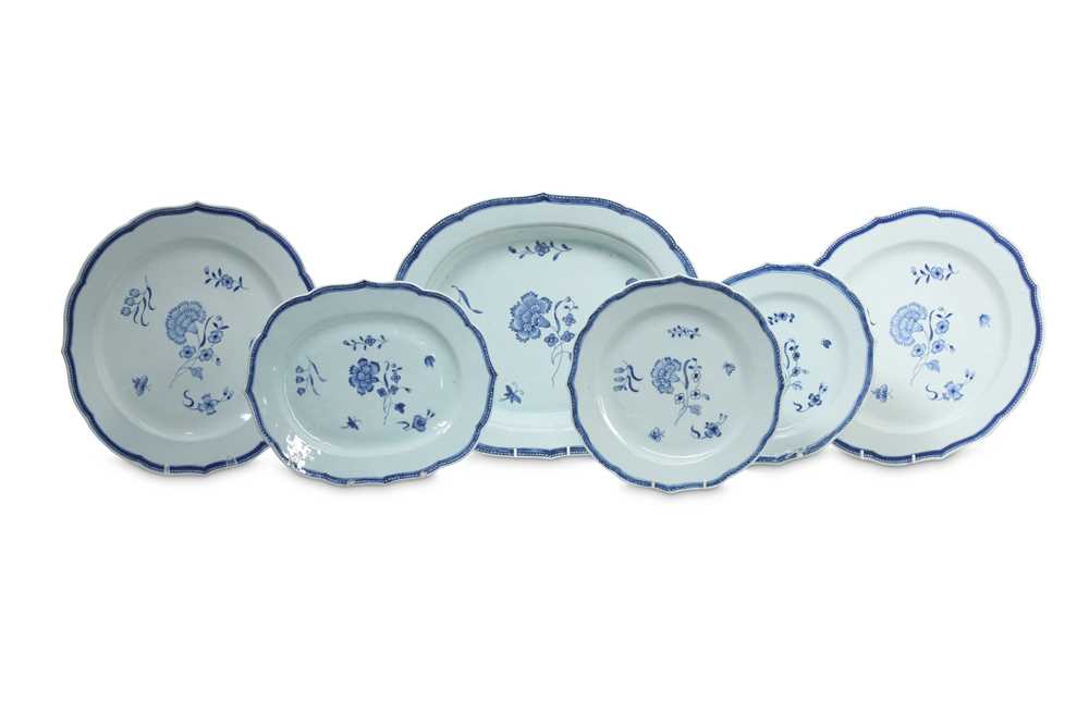 Lot 123 - A PART SET OF CHINESE BLUE AND WHITE DISHES.