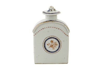 Lot 139 - A CHINESE ARMORIAL TEA CADDY AND COVER.