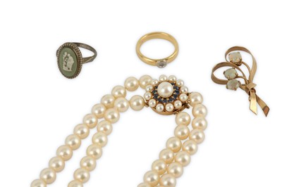 Lot 131 - A small collection of jewellery