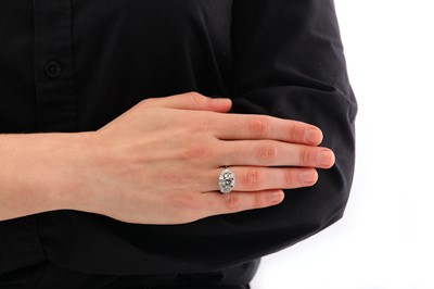 Lot 2 - A diamond dress ring