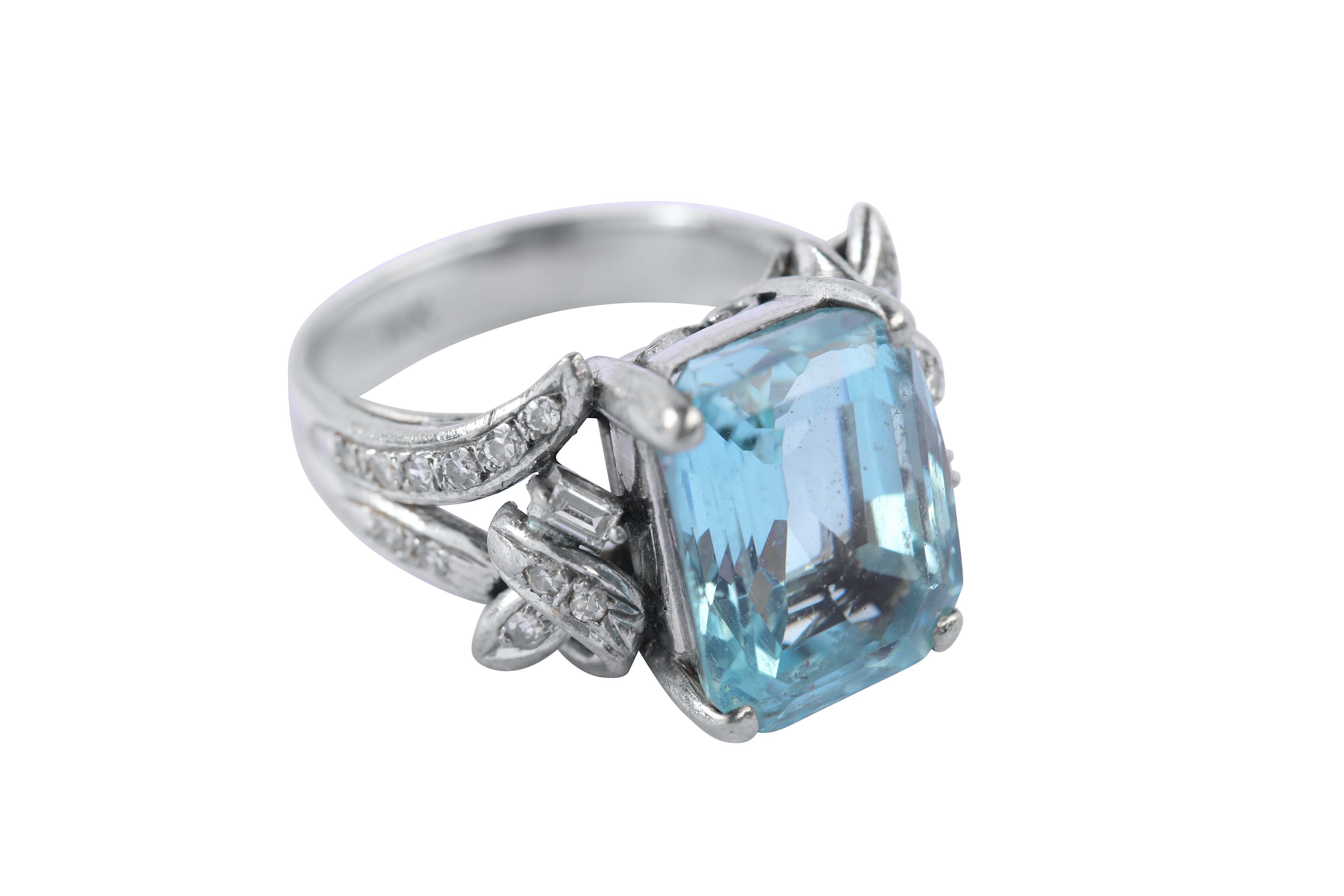 Lot 17 - An aquamarine and diamond dress ring