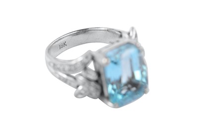 Lot 17 - An aquamarine and diamond dress ring