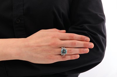 Lot 17 - An aquamarine and diamond dress ring