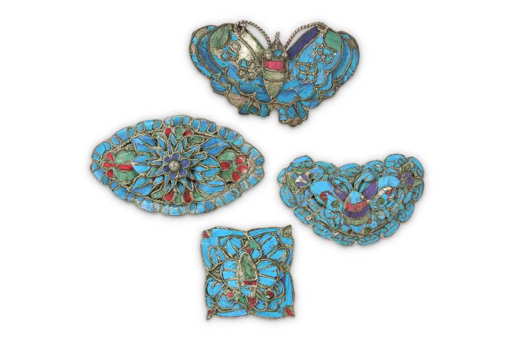 Lot 26 - FOUR CHINESE KINGFISHER FEATHERS BROOCHES.