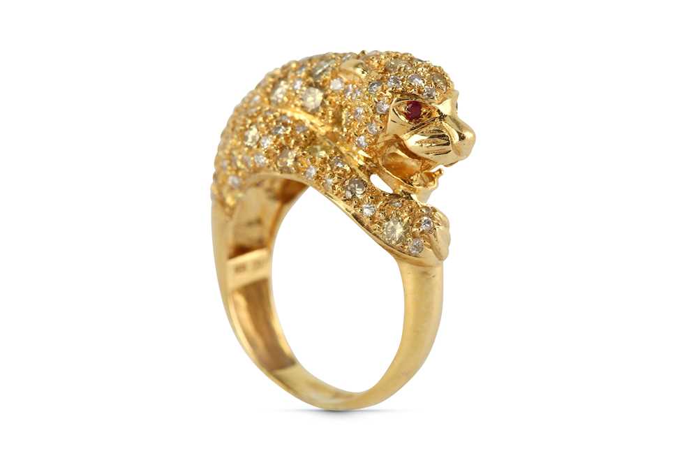 Lot 149 A novelty diamond ring