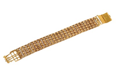 Lot 150 - A fancy-link bracelet
