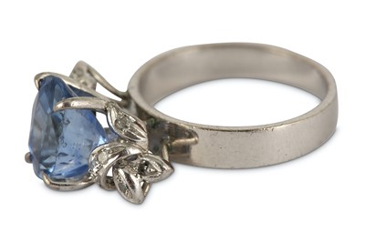 Lot 142 - A sapphire and diamond dress ring
