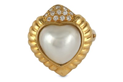 Lot 145 - A mabé pearl and diamond ring