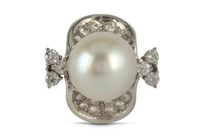 Lot 124 - A cultured pearl and diamond dress ring