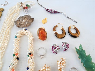 Lot 132 - A group lot of jewellery and costume jewellery