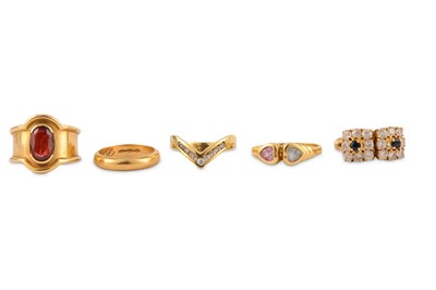 Lot 49 - A collection of five rings