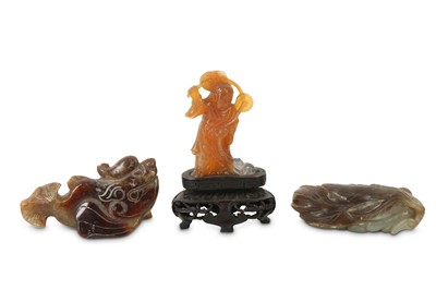 Lot 220 - A GROUP OF THREE CHINESE HARDSTONE CARVINGS.