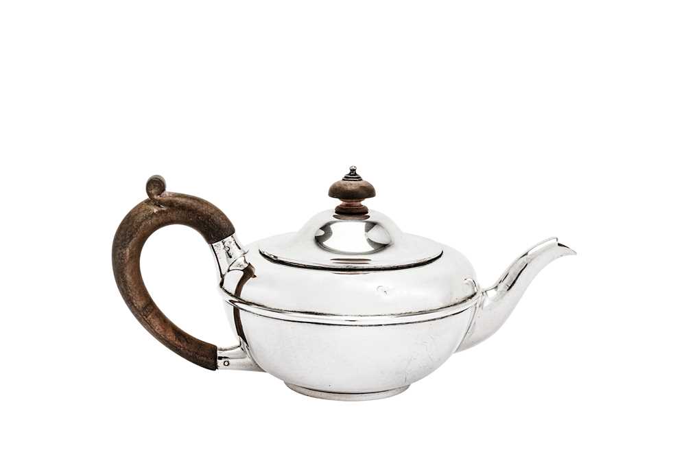Lot 467 - A very small George V sterling silver bachelor teapot, London 1921 by Charles and Richard Comyns