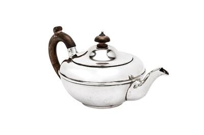 Lot 467 - A very small George V sterling silver bachelor teapot, London 1921 by Charles and Richard Comyns