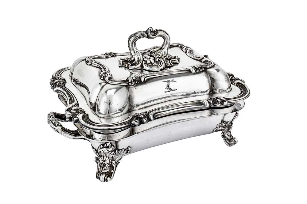 Lot 394 - A William IV / early Victorian Old Sheffield Silver Plate entrée dish on warming stand, circa 1830-40 by Roberts, Cadman & Co (Smith, Sissons & Co)