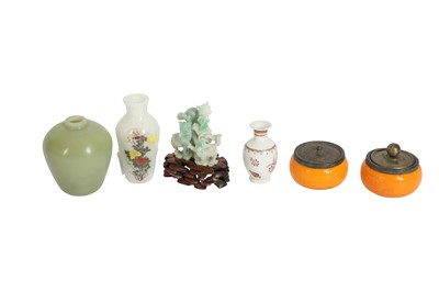 Lot 640 - A SMALL COLLECTION OF CHINESE ITEMS.