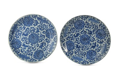 Lot 145 - A PAIR OF CHINESE BLUE AND WHITE 'LOTUS' CHARGERS.