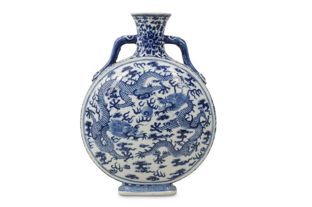 Lot 314 - A CHINESE BLUE AND WHITE 'DRAGON' MOON FLASK.
