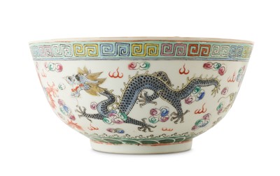 Lot 1011 - A CHINESE FAMILLE ROSE 'DRAGON' BOWL.