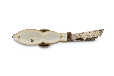 Lot 100 - A MINIATURE LATE 19TH CENTURY FRENCH MOTHER OF PEARL PEN KNIFE