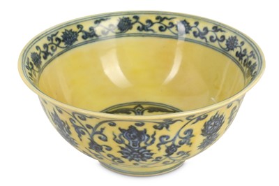 Lot 252 - A CHINESE BLUE AND WHITE YELLOW-GROUND 'BAJIXIANG' BOWL.