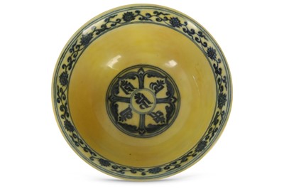Lot 252 - A CHINESE BLUE AND WHITE YELLOW-GROUND 'BAJIXIANG' BOWL.
