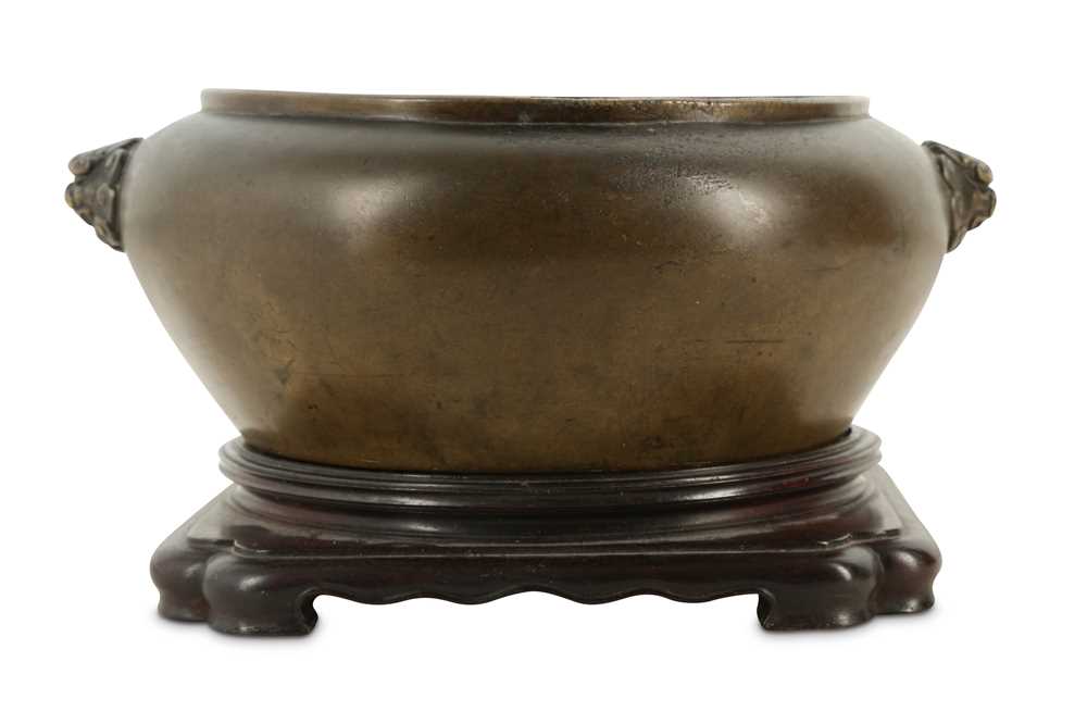 Lot 377 - A CHINESE BRONZE INCENSE BURNER.