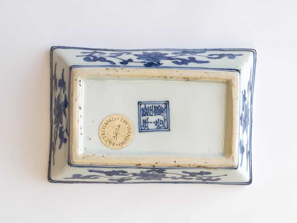 Lot 176 A CHINESE BLUE AND WHITE RECTANGULAR TRAY.