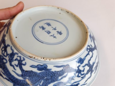 Lot 175 - A CHINESE BLUE AND WHITE 'DRAGON' DISH.