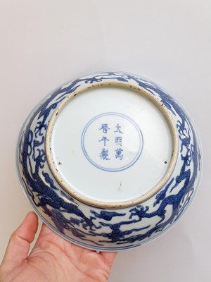 Lot 175 - A CHINESE BLUE AND WHITE 'DRAGON' DISH.