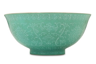 Lot 460 - A CHINESE TURQUOISE-GROUND SLIP-DECORATED BOWL.