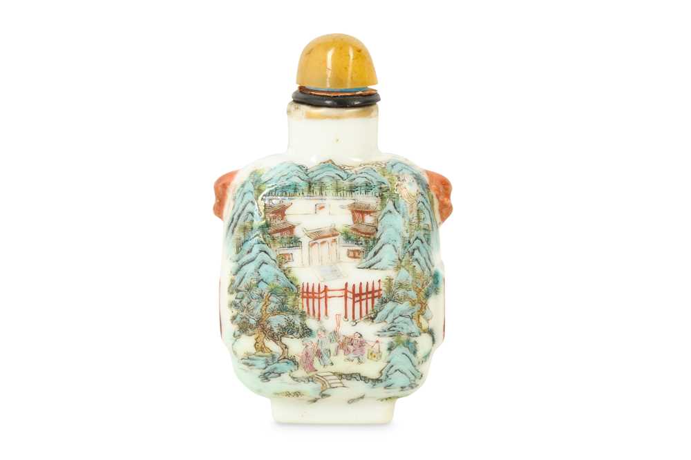 Lot 9 - A CHINESE FAMILLE ROSE 'LANDSCAPE' SNUFF BOTTLE.
