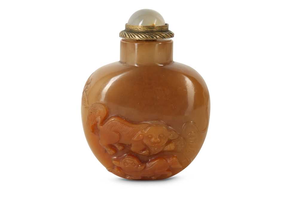 Lot 12 - A CHINESE RUSSET AGATE 'BUDDHIST LION DOG' SNUFF BOTTLE.
