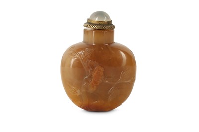 Lot 12 - A CHINESE RUSSET AGATE 'BUDDHIST LION DOG' SNUFF BOTTLE.