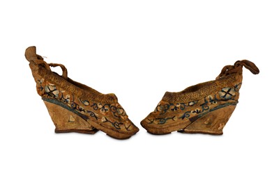 Lot 137 - A PAIR OF CHINESE EMBROIDERED SILK SHOES.