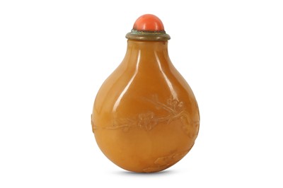Lot 5 - A CHINESE AGATE 'PRUNUS AND PINE' SNUFF BOTTLE.