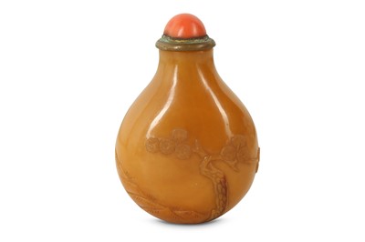 Lot 5 - A CHINESE AGATE 'PRUNUS AND PINE' SNUFF BOTTLE.