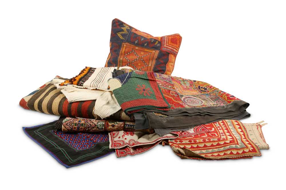 Lot 461 - A large quantity of 20th Century Indian textiles