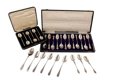 Lot 33 - A set of twelve Victorian sterling silver teaspoons