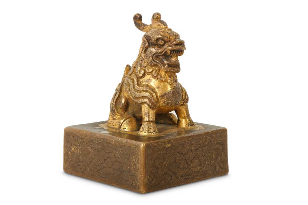 Lot 27 - A CHINESE GILT-BRONZE SQUARE SEAL.