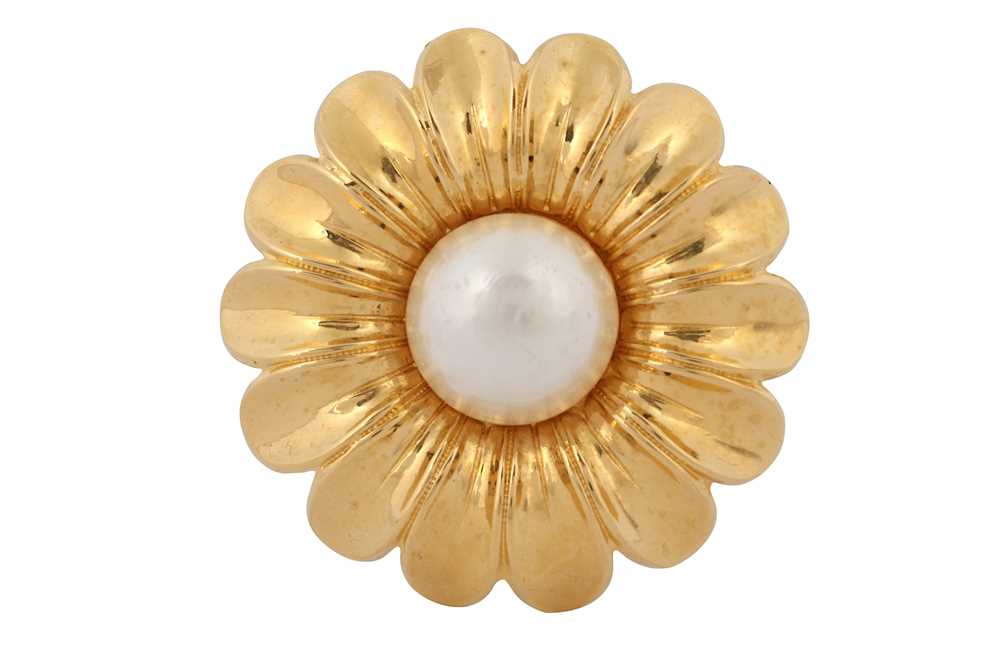 Lot 387 - Chanel Daisy Brooch