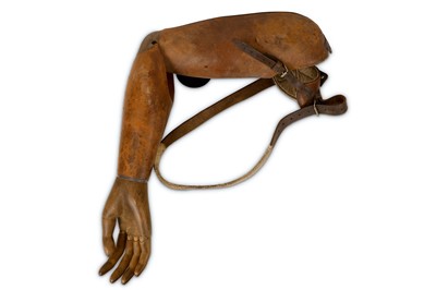 Lot 108 - A WORLD WAR I LEATHER AND CARVED WOOD PROSTHETIC ARM
