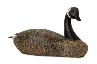 Lot 98 - A LATE 20TH CENTURY CARVED AND PAINTED WOOD CANADA GOOSE DUCK DECOY