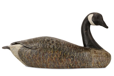 Lot 98 - A LATE 20TH CENTURY CARVED AND PAINTED WOOD CANADA GOOSE DUCK DECOY