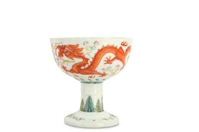 Lot 137 - A CHINESE FAMILLE ROSE 'DRAGON' STEM BOWL.