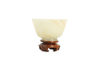 Lot 59 - A CHINESE WHITE JADE CUP.